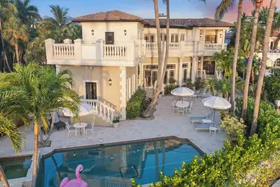 Image de 7br Downtown Waterfront Mansion with Heated Pool + Spa!