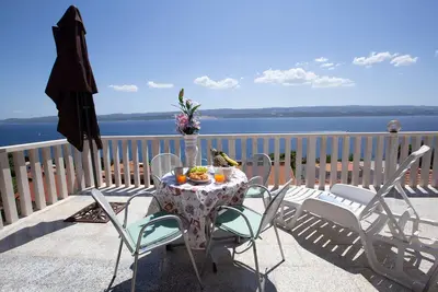 Image de Appartement d'une chambre avec la terrasse et la vue sur le mer Lokva Rogoznica, Omis (A-19633-c)