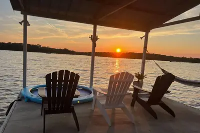 Image de Lakefront home w/ full kitchen, W/D, fireplace, private deck & great views