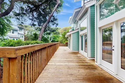 Image de Ocean view home with shared pool and direct beach access, close to town