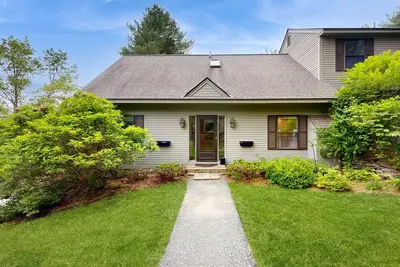 Image de Beautiful two-level condo w/ balcony, fireplace, partial a/c, near Quechee Club