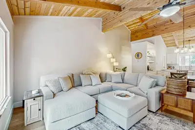 Image de Modern condo w/ deck, fireplace, stainless steel appliances, & nearby activities