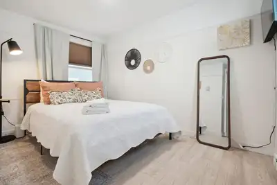 Image de Keefe Korner | Walk to Beach & Strip | Parking