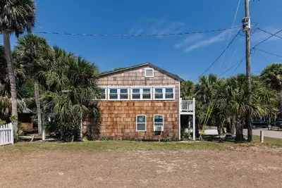 Image de The Dolphin | Classic Beach Bungalow Steps from the Sand | Pet Friendly