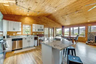Image de 10 Mi to Waynesville: Cabin w/ Hot Tub & Mtn Views