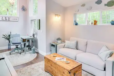 Image de Cozy Couple's Retreat w/ Hot Tub in Smithville!