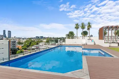 Image de Stylish West End Stay with Rooftop Pool & Bbq