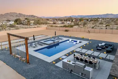 Image de Bocce, Pool+Spa, Game Room, Firepit | Modern Oasis | Yucca Haven by AvantStay
