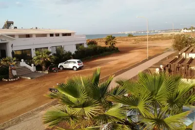 Image de Adult only 2 bed beachfront apartment ideal for remote working/long stay