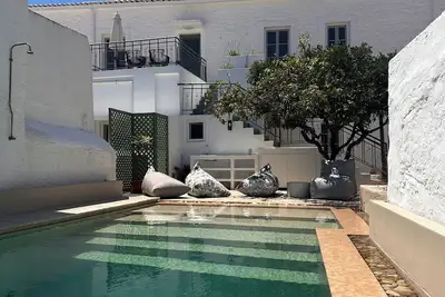 Image de Anna House, super chic peaceful courtyard garden with oasis pool walk into town.