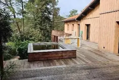 Image de 219 - Évasion entre forêt lac et océan - Superbe villa en bois avec spa pour 13 personnes