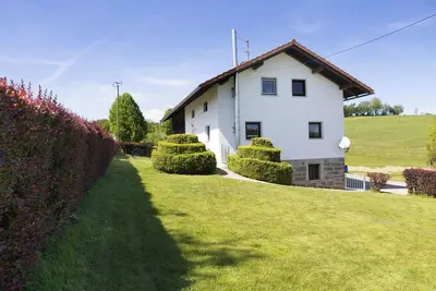 Image de Maison de vacances 'Ferienhaus Kreuzbergblick' avec vue sur les montagnes, terrasse privée et Wi-Fi