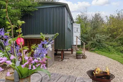 Image de Oak Shepherd Hut, pet friendly, with open fire in Charmouth