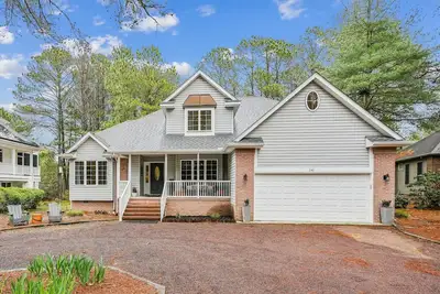 Image de New Listing 2025! Awesome vacation beach home nestled in the highly sought-after golf community of Salt Pond!