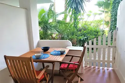 Image de Royal Marine I. Apartamento con terraza y jardín en Roses