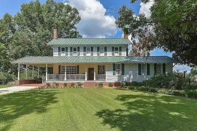 Image de 15 acre luxury farmhouse with pool in Blythewood, Sc, Circa 1788.