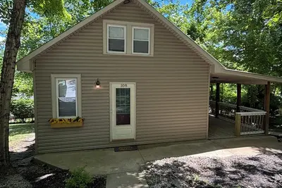 Image de Charming 2-bedroom cabin on Nolin Lake with WiFi, Ac, fire pit