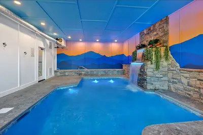 Image de Majestic 5br Cabin w/ Pool, Theater, Mini Golf & Pickleball – Sleeps 12