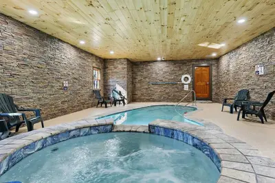 Image de 5br Luxury Cabin w/ Pool, Theater, Games & Fire Pit – Sleeps 12