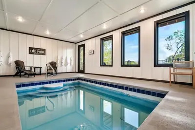 Image de Indoor Heated Pool, Hot Tub, Buck Hunter, Golden Tee, Ev Charger