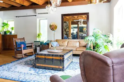 Image de 127 Acres of Relaxing Beauty - Spacious 5-bedroom farmhouse