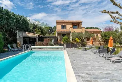Homerez - Villa spacieuse à Vézénobres avec piscine privée