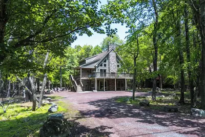 Image de Modern 6br Lake Harmony Chalet w/ Hot Tub, Arcade, Fireplace, Sleeps 17+!