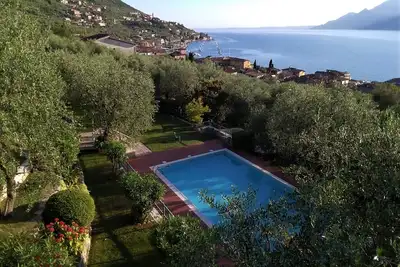 Image de Wonderful lake view with private garden and pool among olive trees