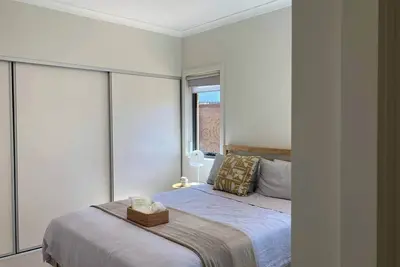 Image de Cozy Eco Home in Launceston, Tasmania. Voice control light, Blinds. Ev charger.