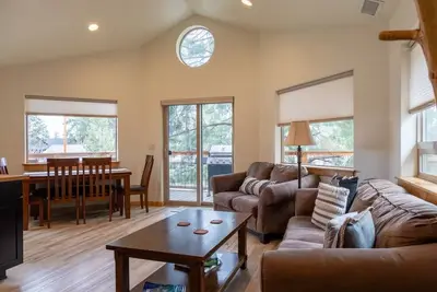 Image de Cozy Modern Home, Sleeps 10