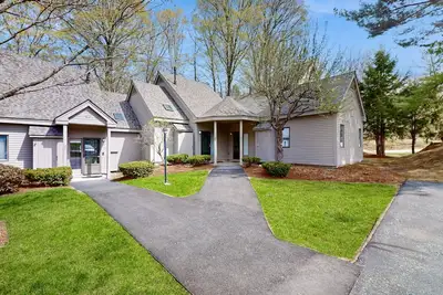 Image de Spacious condo with mountain view, fireplace, a/c, walk to Lake Pinneo