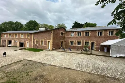 Image de Gîte de groupe avec piscine & salle de réception. Idéal pour vos événements.