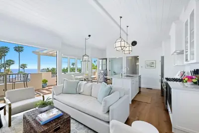 Beautiful Oceanfront Cottage, Perfect Location!