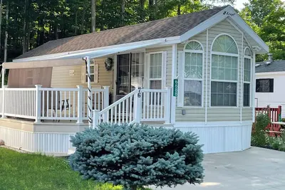 Image de Cozy 1-bedroom mobile home in great community with Ac, WiFi in charming Alanson