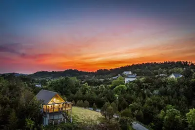 Image de Tennessee Whiskey Cabin- Lake and Mtn Views, Covered Deck, Game Room, Pool Table, Bbq, Pets