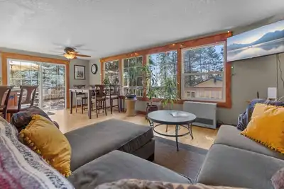 Image de Lakeside Somers Basecamp for Adventure! 2 bed, 2 bath, huge deck and lake views!