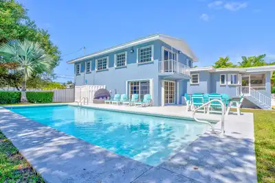 Image de Easy Breezy Family Complex 5br 3bth 100ft Dock, Pool, & Beach!