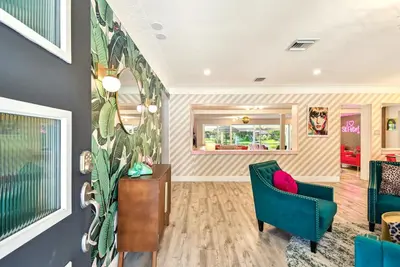 Image de The Ultimate Bachelorette Beach Retreat! Putting Green, Pool, Outdoor Theater!