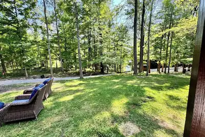 Image de Cozy lakefront cabin with kayaks