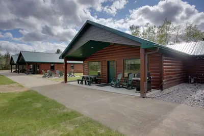 Image de Modern dog-friendly cabin with hot tub, gas fireplace, patio, grill, & washer/dr