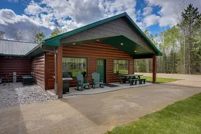 Image de Modern dog-friendly cabin with hot tub, gas fireplace, patio, grill, & washer/dr