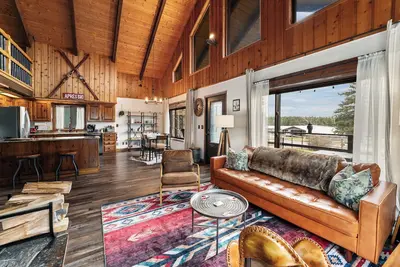 Image de Cozy Cabin w vaulted ceilings & wood-burning fireplace