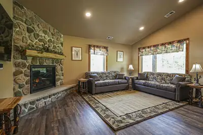Image de Modern dog-friendly cabin with hot tub, gas fireplace, patio, grill, & washer/dr