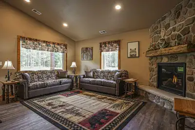 Image de Modern dog-friendly cabin with hot tub, gas fireplace, patio, grill, & washer/dr