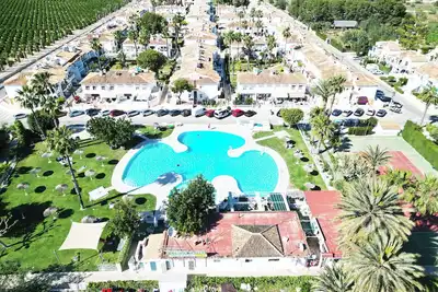 Image de Charmant bungalow au bord de la piscine, doté de deux terrasses privées,