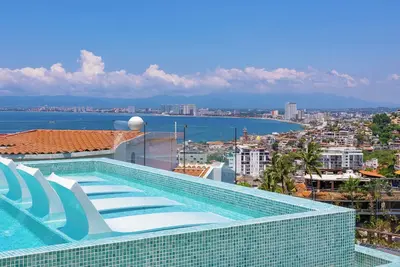 Image de Romantic Zone - 2 bedroom Luxury Condo with Stunning Views. 5mns to the Beach