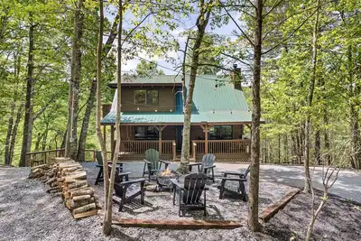 Image de Charming 3 Bedroom Cabin w/ Prime Location & Hot Tub! Pet-Friendly!