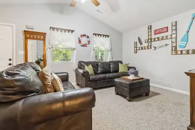 Image de Welcome to “Stay Awhile Cottage” – The Ultimate Cabin Retreat on Lake Cumberland