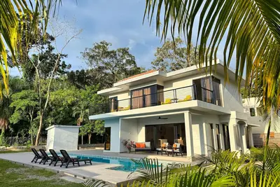 Image de Modern Comfort Just Minutes from West Bay Beach