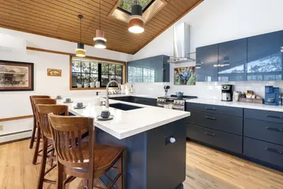 Image de *Pond View*Fenced yard*Video Games*Ping Pong*Arcade Game*